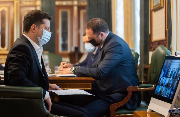 Ситуація з COVID-19 в Україні покращується, пришвидшується вакцинація населення – нарада у Президента