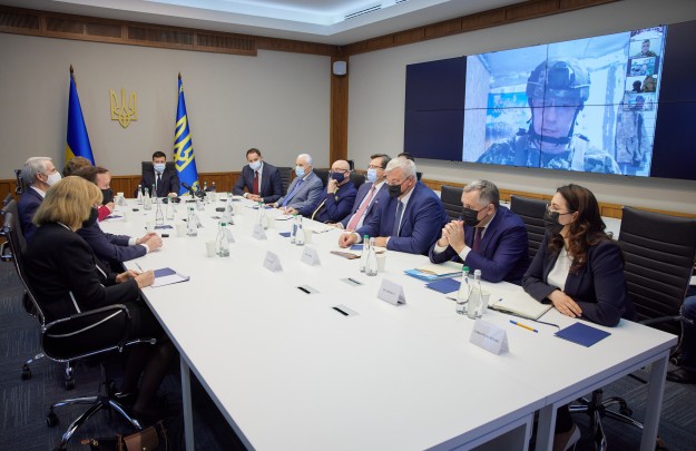 Глава держави обговорив з сенаторами США безпекову ситуацію на Донбасі та вздовж українсько-російського кордону