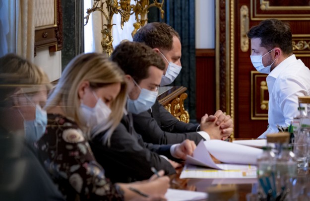 Україна увійшла в «зелену» зону навіть за критеріями ЄС, показники захворюваності найнижчі за останній рік – нарада у Президента