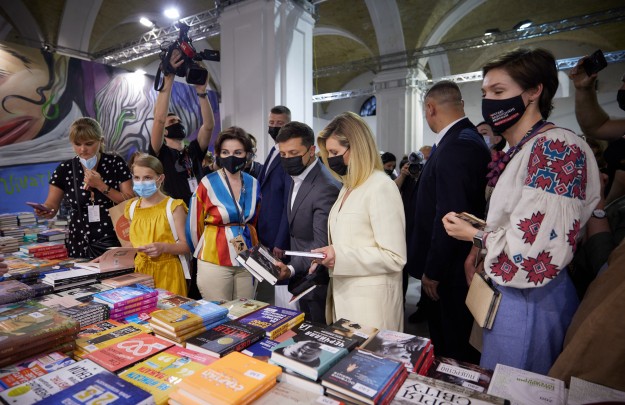 Глава держави та перша леді відвідали ювілейний, десятий фестиваль «Книжковий Арсенал» у Києві