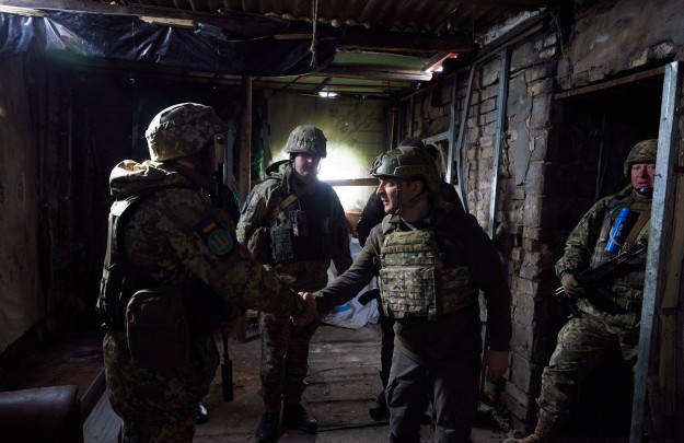 Глава держави відвідав передові позиції військових на Донеччині