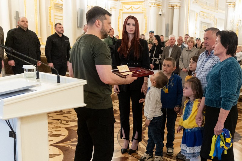 Ви – найміцніша опора України: Президент відзначив воїнів найвищими державними нагородами 