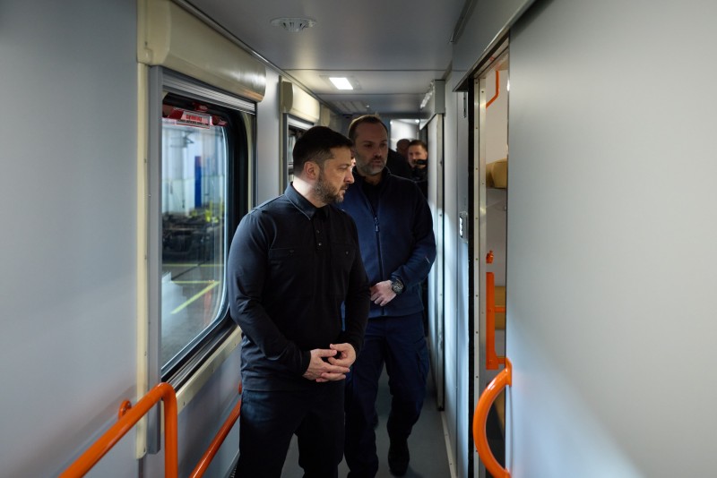 Президент зустрівся з працівниками й працівницями Укрзалізниці та привітав їх із професійним святом Президент зустрівся з працівниками й працівницями Укрзалізниці та привітав їх із професійним святом