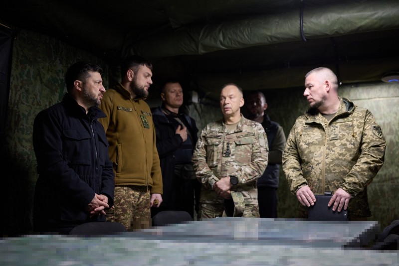 На пункті управління 4-ї бригади НГУ «Рубіж» Володимир Зеленський заслухав доповідь військових про ситуацію на Добропільському напрямку