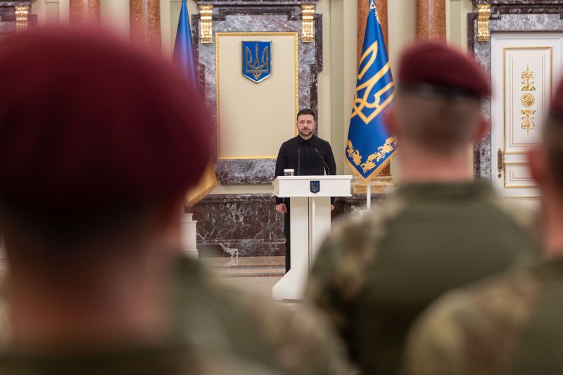 Президент привітав воїнів Десантно-штурмових військ ЗСУ з професійним святом і відзначив їх державними нагородами Президент привітав воїнів Десантно-штурмових військ ЗСУ з професійним святом і відзначив їх державними нагородами