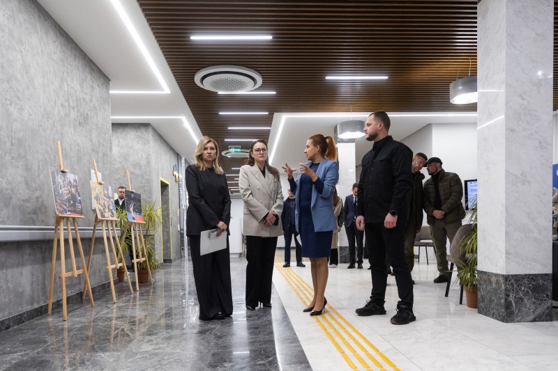 Олена Зеленська ознайомилася з реалізацією безбарʼєрних проєктів у Бородянці й Бучі Олена Зеленська ознайомилася з реалізацією безбарʼєрних проєктів у Бородянці й Бучі