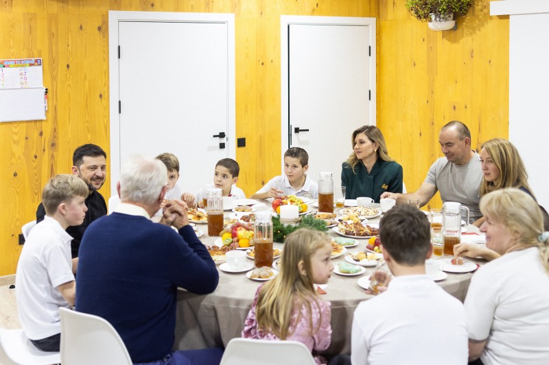 Напередодні Дня святого Миколая Президент і перша леді зустрілися з великою прийомною родиною на Київщині Напередодні Дня святого Миколая Президент і перша леді зустрілися з великою прийомною родиною на Київщині
