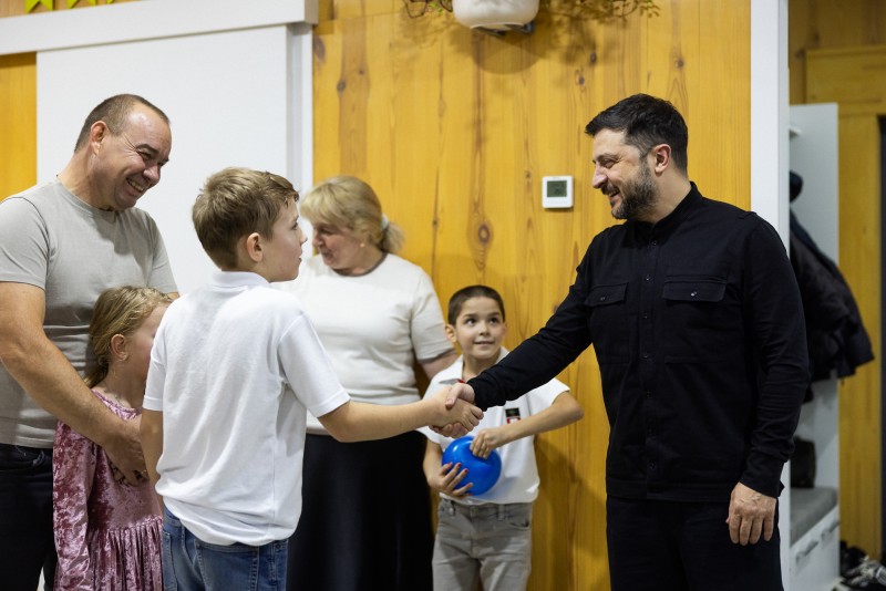 Напередодні Дня святого Миколая Президент і перша леді зустрілися з великою прийомною родиною на Київщині Напередодні Дня святого Миколая Президент і перша леді зустрілися з великою прийомною родиною на Київщині