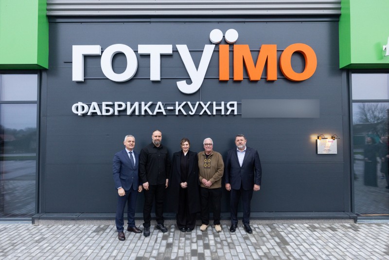 На Харківщині Олена Зеленська взяла участь у відкритті фабрики-кухні На Харківщині Олена Зеленська взяла участь у відкритті фабрики-кухні