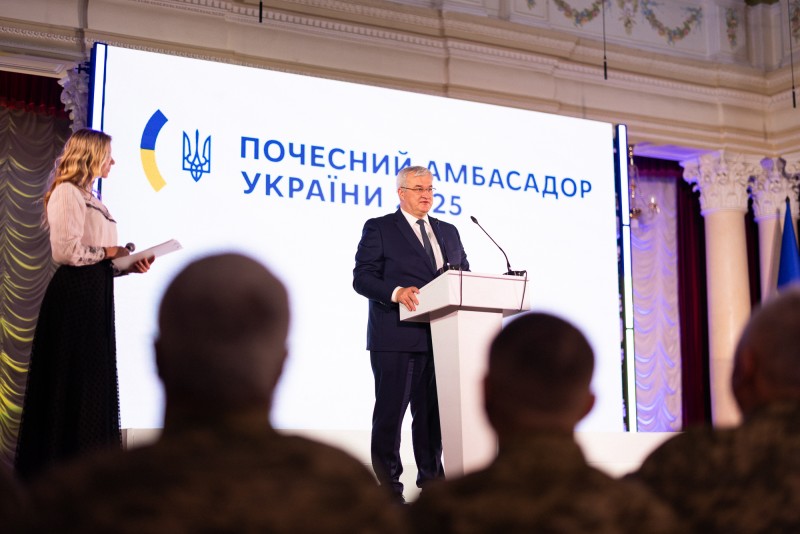 Саміт перших леді та джентльменів, створений з ініціативи Олени Зеленської, отримав відзнаку «Почесний амбасадор» у номінації «Експертна дипломатія» Саміт перших леді та джентльменів, створений з ініціативи Олени Зеленської, отримав відзнаку «Почесний амбасадор» у номінації «Експертна дипломатія»