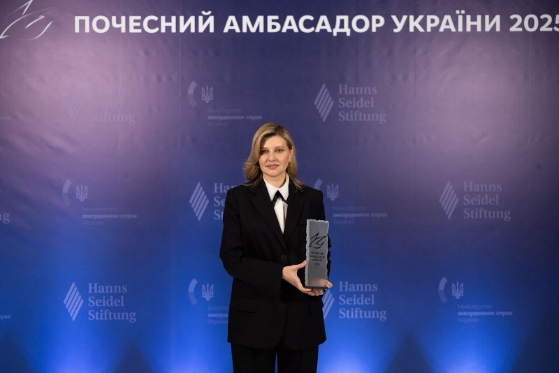 Саміт перших леді та джентльменів, створений з ініціативи Олени Зеленської, отримав відзнаку «Почесний амбасадор» у номінації «Експертна дипломатія» Саміт перших леді та джентльменів, створений з ініціативи Олени Зеленської, отримав відзнаку «Почесний амбасадор» у номінації «Експертна дипломатія»