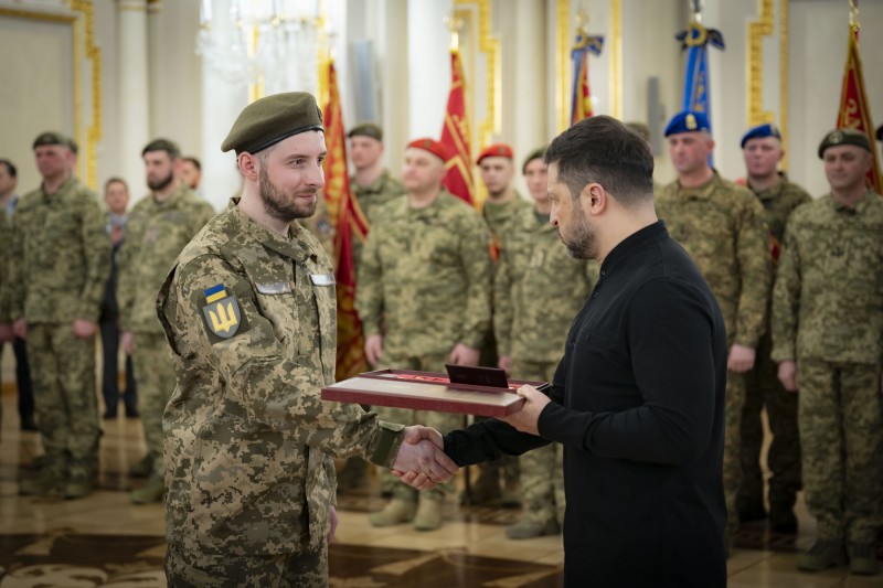 Україна зараз на сильних позиціях, бо наші воїни витримують усі штурми – Президент відзначив захисників і захисниць нагородами напередодні четвертих роковин повномасштабної російської війни Україна зараз на сильних позиціях, бо наші воїни витримують усі штурми – Президент відзначив захисників і захисниць нагородами напередодні четвертих роковин повномасштабної російської війни