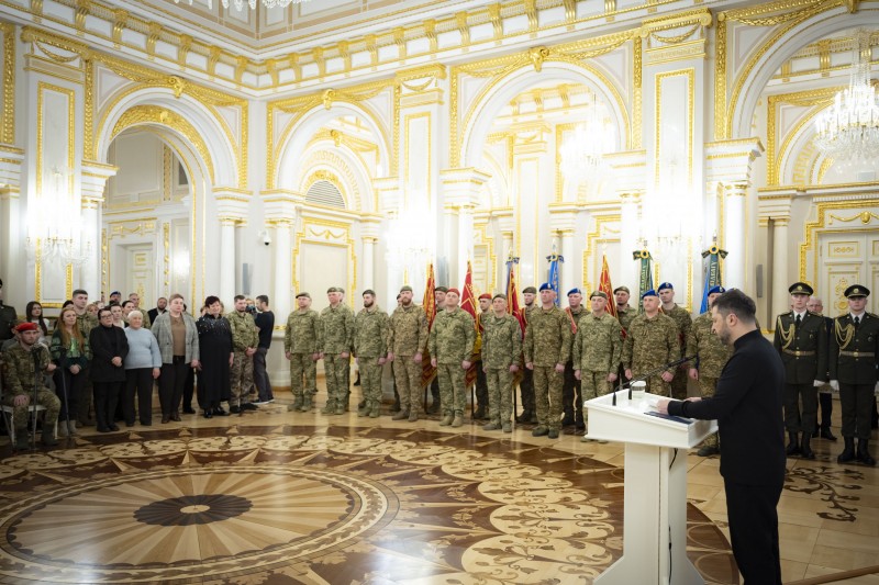 Україна зараз на сильних позиціях, бо наші воїни витримують усі штурми – Президент відзначив захисників і захисниць нагородами напередодні четвертих роковин повномасштабної російської війни Україна зараз на сильних позиціях, бо наші воїни витримують усі штурми – Президент відзначив захисників і захисниць нагородами напередодні четвертих роковин повномасштабної російської війни