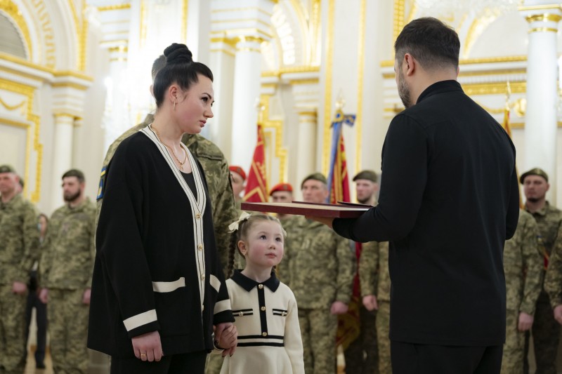 Україна зараз на сильних позиціях, бо наші воїни витримують усі штурми – Президент відзначив захисників і захисниць нагородами напередодні четвертих роковин повномасштабної російської війни Україна зараз на сильних позиціях, бо наші воїни витримують усі штурми – Президент відзначив захисників і захисниць нагородами напередодні четвертих роковин повномасштабної російської війни