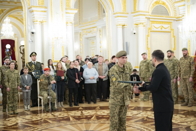 Україна зараз на сильних позиціях, бо наші воїни витримують усі штурми – Президент відзначив захисників і захисниць нагородами напередодні четвертих роковин повномасштабної російської війни Україна зараз на сильних позиціях, бо наші воїни витримують усі штурми – Президент відзначив захисників і захисниць нагородами напередодні четвертих роковин повномасштабної російської війни