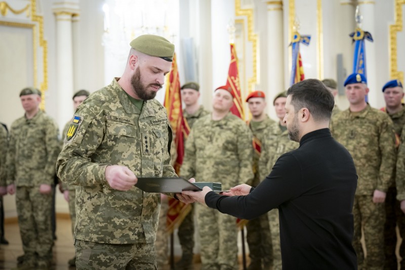 Україна зараз на сильних позиціях, бо наші воїни витримують усі штурми – Президент відзначив захисників і захисниць нагородами напередодні четвертих роковин повномасштабної російської війни Україна зараз на сильних позиціях, бо наші воїни витримують усі штурми – Президент відзначив захисників і захисниць нагородами напередодні четвертих роковин повномасштабної російської війни
