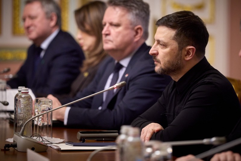 Важливо, що разом з Нідерландами виробляємо зброю, і обовʼязково будемо цю нашу спільну роботу продовжувати – Президент України за підсумками зустрічі з Прем’єр-міністром Нідерландів Важливо, що разом з Нідерландами виробляємо зброю, і обовʼязково будемо цю нашу спільну роботу продовжувати – Президент України за підсумками зустрічі з Прем’єр-міністром Нідерландів