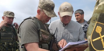 Керівник української делегації в ТКГ Леонід Кучма відвідав Станицю Луганську, де відбувається розведення сил і засобів