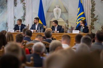 Володимир Зеленський пригрозив відповідальністю за діяльність «тіньових» АЗС у Рівненській області