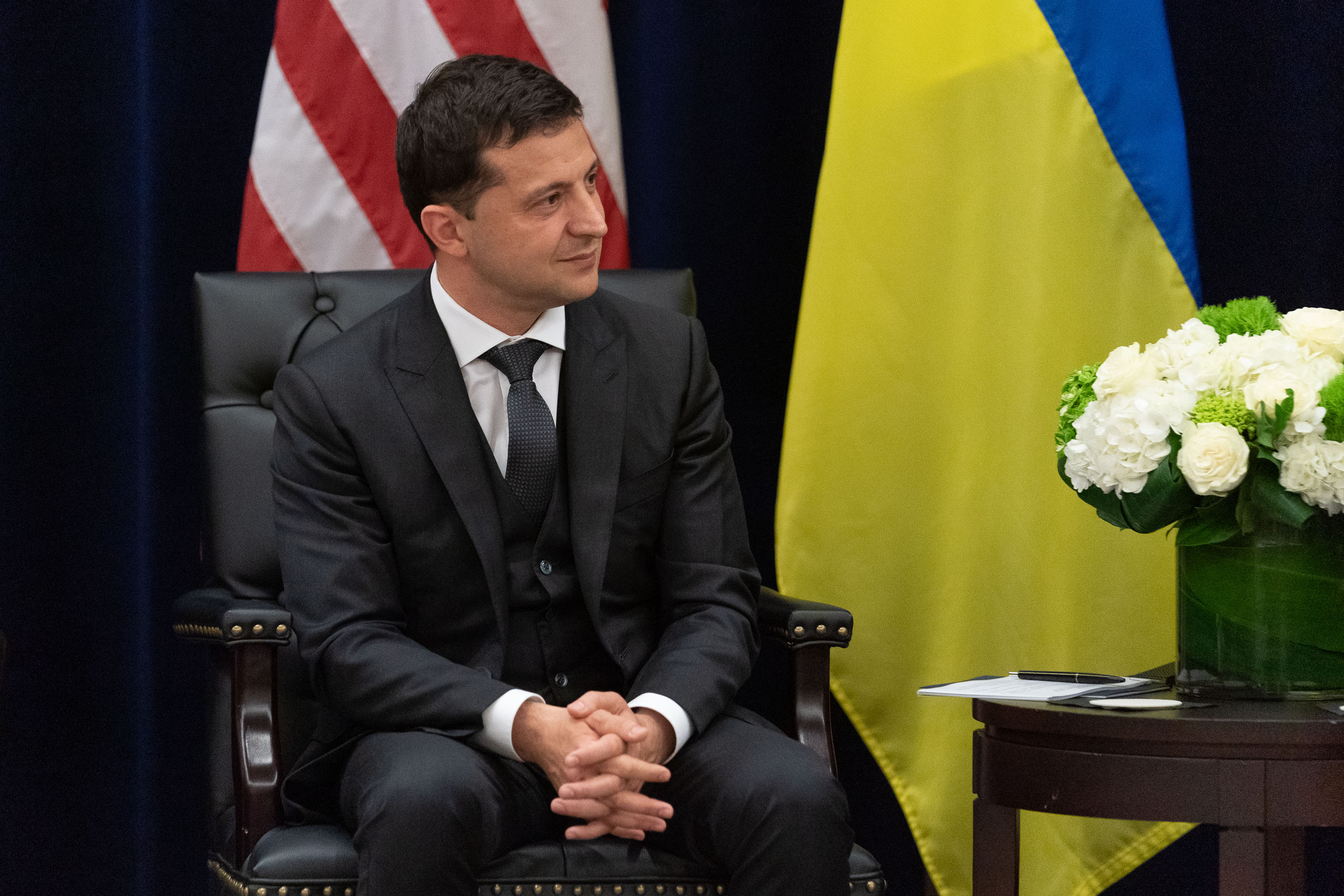 Байден смотрит на зеленскую. Biden Zelenski Зеленский. Зеленский Владимир президент Украины США. Трамп Байден Зеленский. Байден Зеленский НАТО.