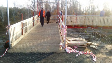 На мосту біля Станиці Луганської прибирають старі конструкції та відкрили тимчасовий перехід