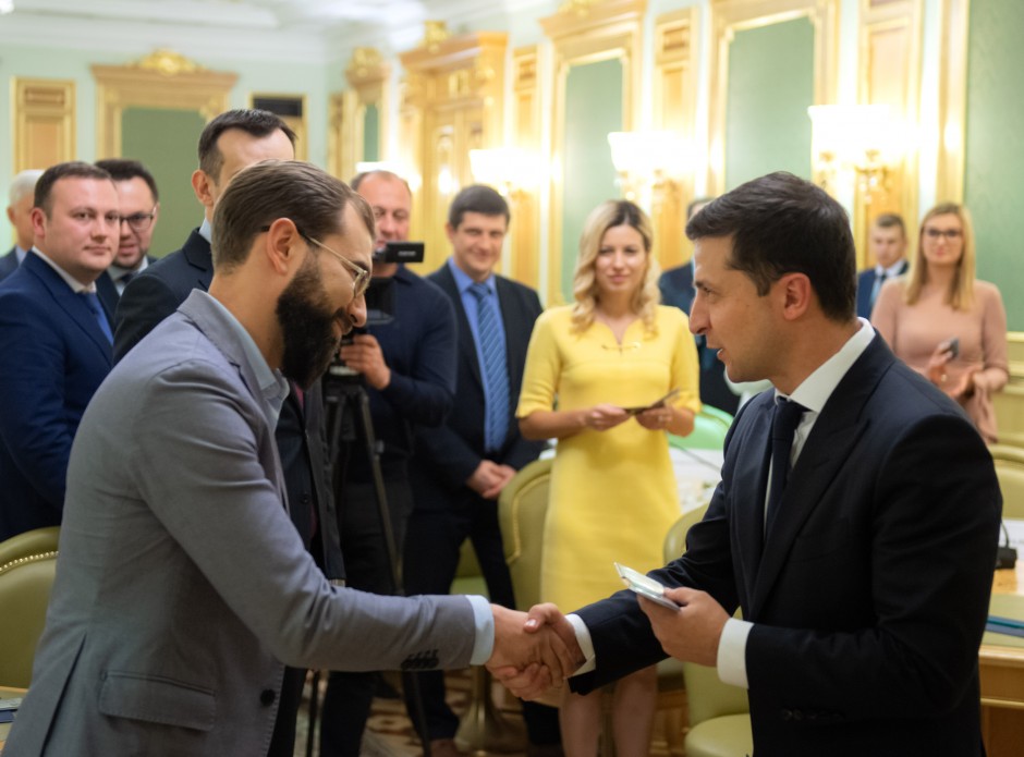Prezident Vruchiv Posvidchennya Novim Chlenam Cvk Oficijne Internet Predstavnictvo Prezidenta Ukrayini
