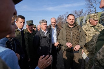 Andriy Yermak and foreign ambassadors visited the disengagement area near Petrivske and Zolote