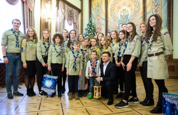 Young scouts passed the Peace Light of Bethlehem on to the President of Ukraine