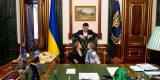 У день Святого Миколая Президент Володимир Зеленський запросив на чаювання до свого кабінету двох дітлахів – Артема Кирилюка та Микиту Баулу, батьки яких загинули під час бойових дій на Донбасі, 19 грудня 2019 року