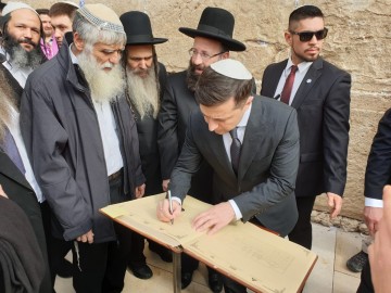 Volodymyr Zelenskyy visited the Wailing Wall and joined the prayer for peace in Ukraine