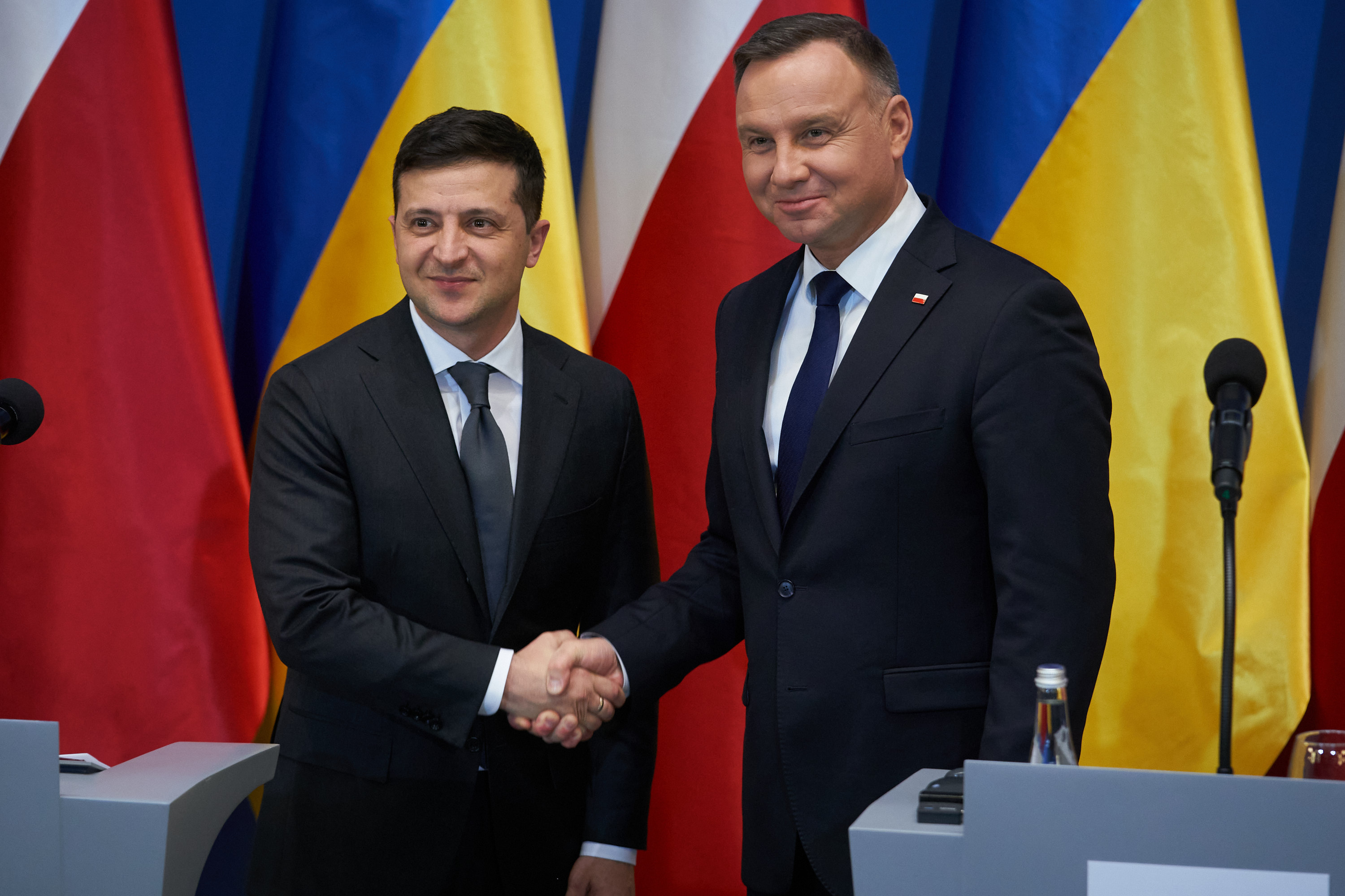 Между украиной и польшей. Анджей Дуда и Владимир Зеленский. Президент Украины Зеленский и президент Польши Дуда. Дуда президент Польши и Зеленский. Анджей Дуда с Зеленским.