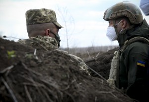 Володимир Зеленський, перебуваючи з робочою поїздкою у зоні проведення Операції об'єднаних сил, відвідав передові позиції Збройних сил України, 11 квітня 2020 року