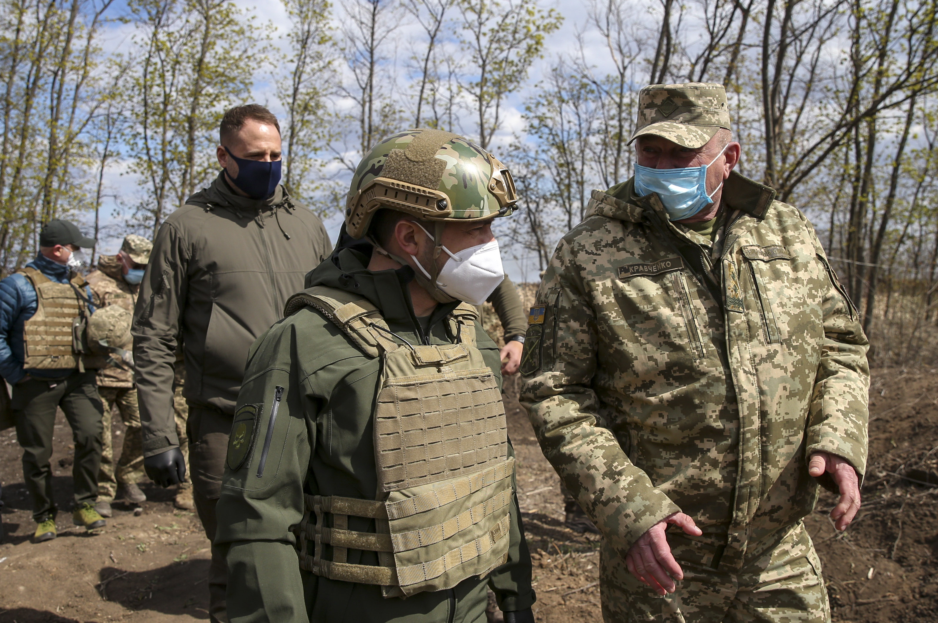 На фронтах украины сегодня подоляка обстановка. Владимир Зеленский на Донбассе. Зеленский президент Донбасс. Зеленский в АТО. Зеленский ВСУ.