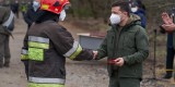 Під час робочої поїздки до Київської області Президент України Володимир Зеленський вручив державні нагороди рятувальникам, які брали участь у гасінні масштабної лісової пожежі в Чорнобильській зоні, 26 квітня 2020 року