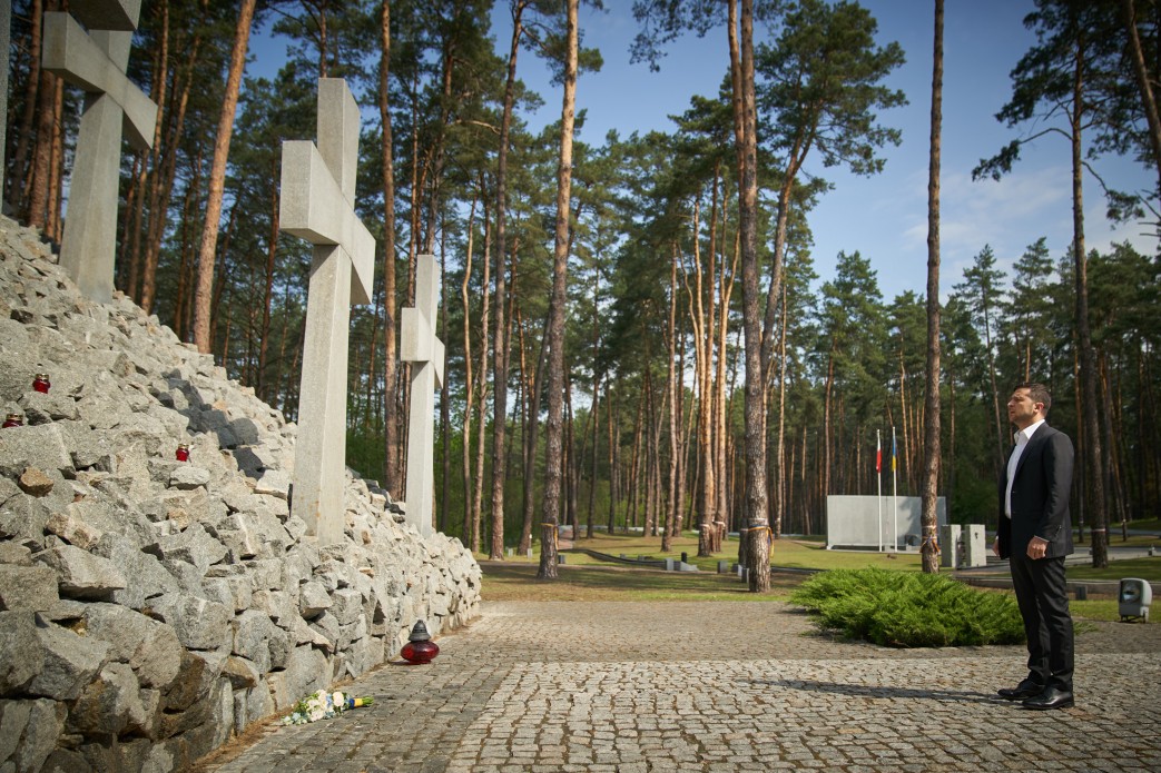 Президент України Володимир Зеленський відвідав Національний історико-меморіальний заповідник «Биківнянські могили» та взяв участь у заходах до Дня пам’яті жертв політичних репресій, 17 травня