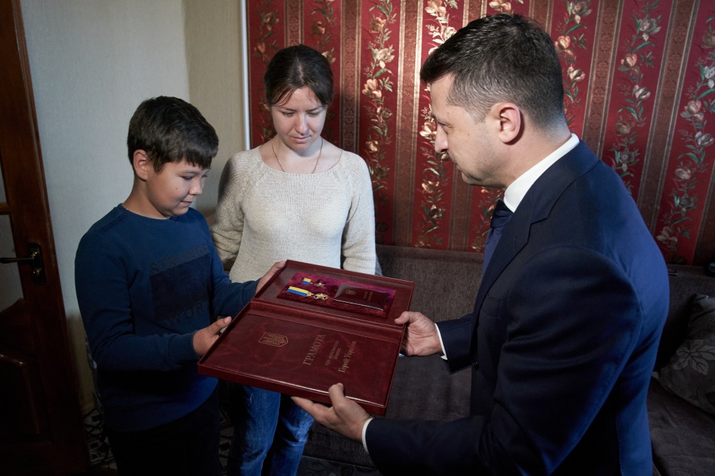 Президент Володимир Зеленський особисто вручив орден «Золота Зірка» вдові Героя України спецпризначенця Романа Матвійця, 4 червня 2020 року