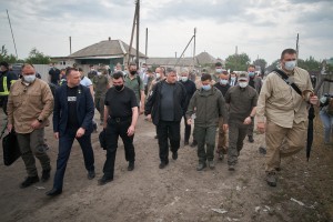 Під час робочої поїздки до Луганської області Президент Володимир Зеленський оглянув території, які постраждали через лісові пожежі в Новоайдарському районі, та ознайомився з перебігом ліквідації наслідків надзвичайної події, 8 липня 2020 року