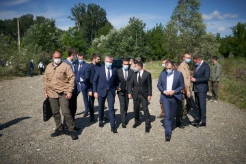 Volodymyr Zelenskyy heard a plan on the reconstruction of the destroyed bridge over the Prut River in Bukovyna