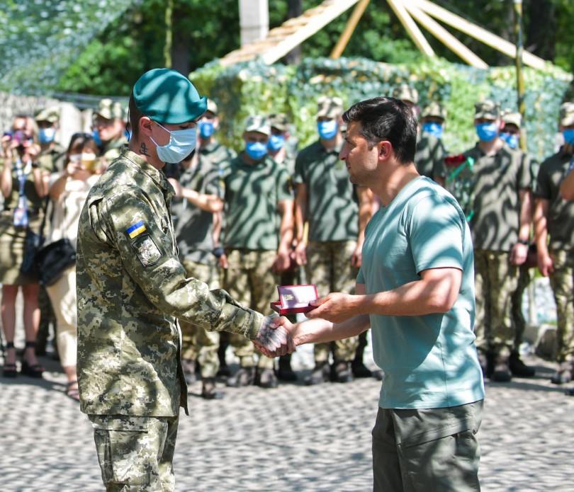 На Донбасі Президент нагородив українських військових за мужність у бою