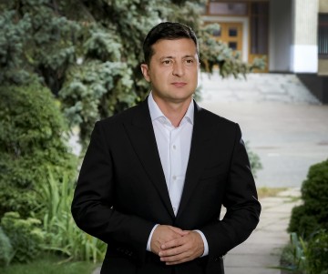 Президент Володимир Зеленський спільно з відомими українцями привітав співгромадян з Днем Державного прапора