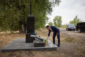 In the Dnipropetrovsk region, the President laid flowers at the place of death of Ukrainian musician, Hero of Ukraine Andriy Kuzmenko