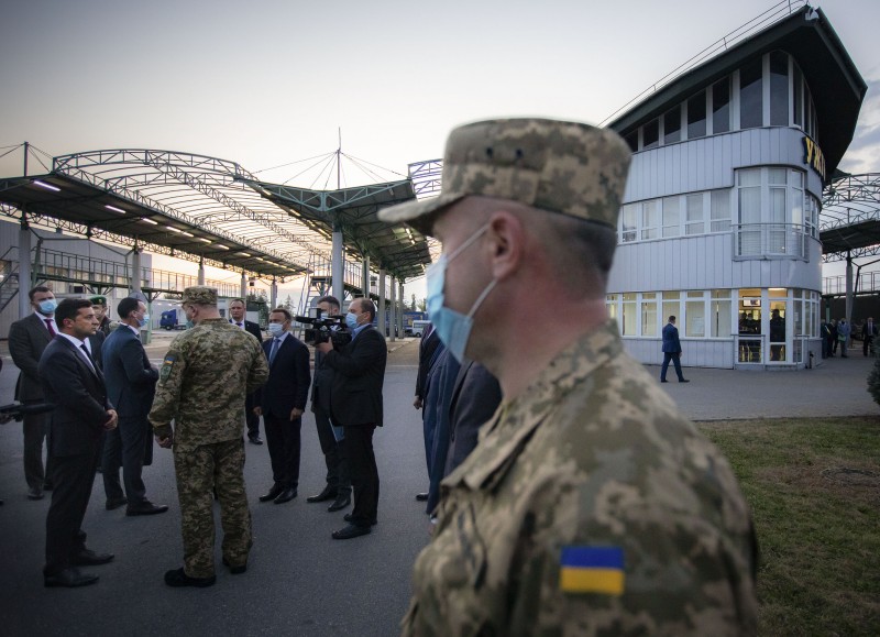 Зеленський обурився, що на КПП «Ужгород-Вишнє Нємєцьке» багатокілометрові черги