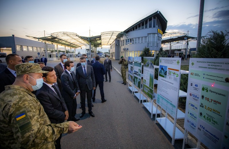 Зеленський обурився, що на КПП «Ужгород-Вишнє Нємєцьке» багатокілометрові черги