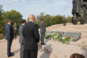 У день 79-х роковин масових розстрілів мирного населення нацистами у Києві Президент Володимир Зеленський поклав квіти до пам’ятника «Громадянам і військовополоненим, розстріляним нацистами у Бабиному Яру», 29 вересня 2020 року 