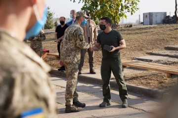 Завжди готовий підтримати наших військових – Президент поспілкувався з воїнами у зоні проведення ООС