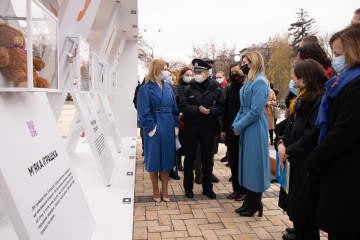 Олена Зеленська відкрила виставку, присвячену проблемі домашнього насильства