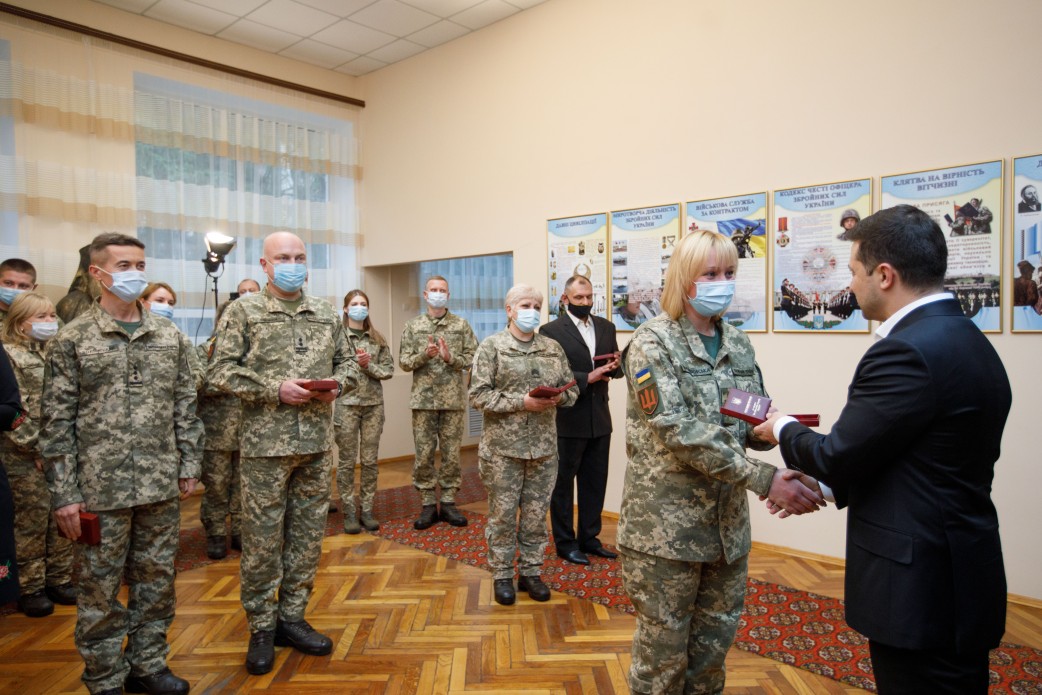 У Міжнародний день волонтерів Президент України Володимир Зеленський відвідав Військово-медичний клінічний лікувально-реабілітаційний центр Міністерства оборони України в місті Ірпені (Київська область), 5 грудня 2020 року