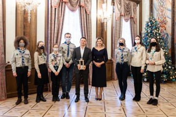 President and the First Lady received the Peace Light of Bethlehem from representatives of scout organizations