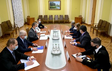 Заступник керівника Офісу Президента Роман Машовець обговорив з тимчасовою повіреною у справах США в Україні Крістіною Квін перспективи оборонної співпраці між країнами