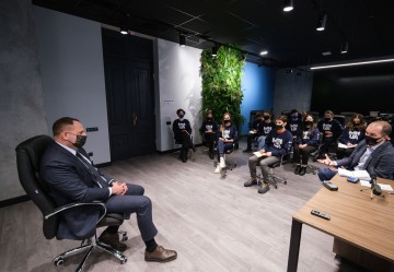 Андрій Єрмак провів для студентів екскурсію Офісом Президента і запропонував їм взяти участь у форумі «Україна 30»
